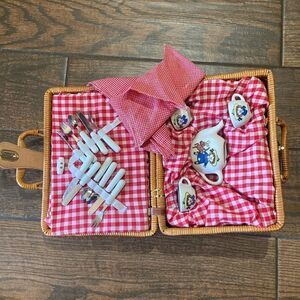 VTG,Madeline Porcelain & Wicker Tea Set Picnic Basket For Kids